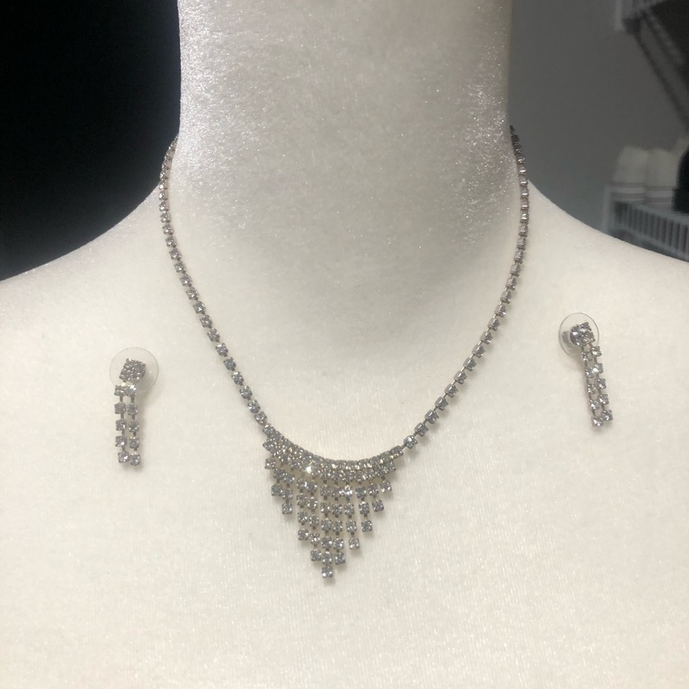 Timeless costume diamond set!